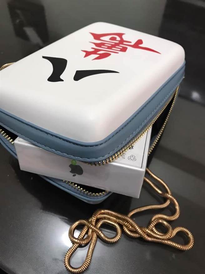 一名男網友送「8萬包包」給女友當生日禮物，結果對方看到後竟不敢背出門。（圖／翻攝自爆廢公社二館）