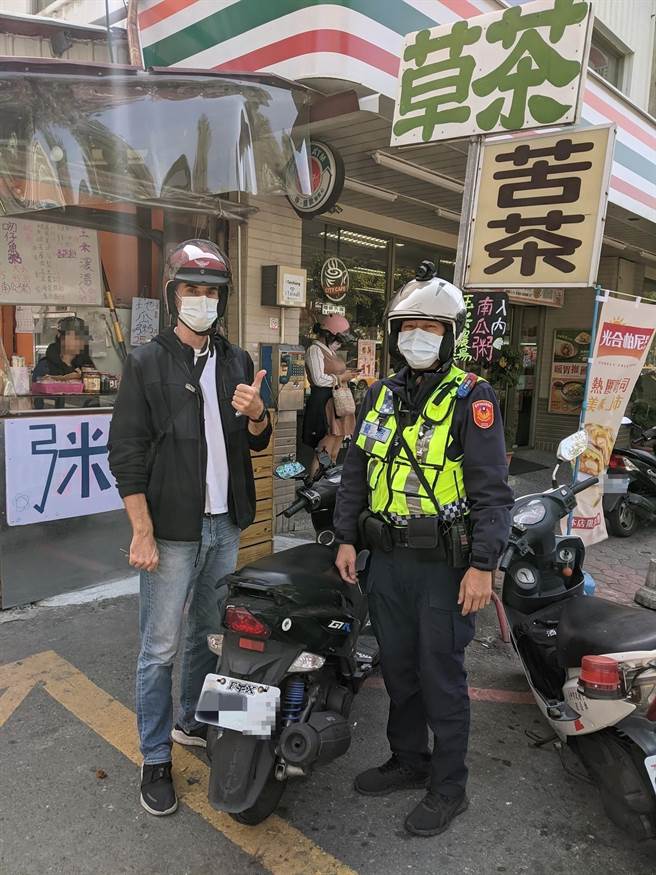 澳大利亚籍男子安东尼（图左），连续2年向警方报案协寻机车，这次有「停车拍照」不到半小时，苦茶行前寻获爱车，让他相当开心。（台中市警第二分局提供／张妍溱台中传真）