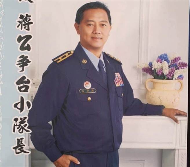 海巡署艦隊分署小隊長蔣爭台，春節執行碧海專案途中被發現倒臥房內，急救無效，檢方相驗認為心臟衰竭致死。國民黨團今天開記者會替家屬爭取撫卹福利，國民黨立委葉毓蘭認為，台海情勢險惡，海巡所擔負責任不比軍人還輕，應該比照軍人。（翻攝葉毓蘭臉書）