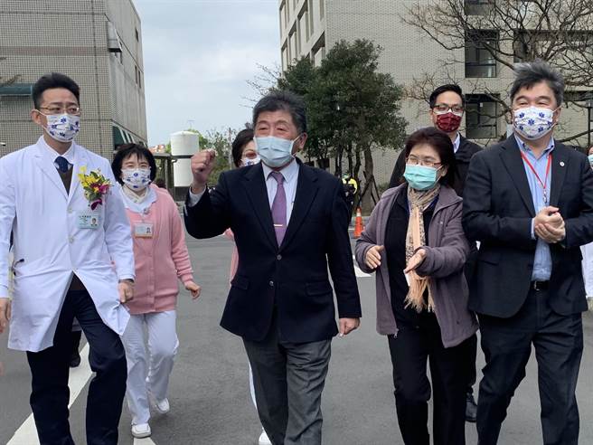 卫福部长陈时中（中）遭国台办发言人马晓光呛「信口雌黄」，陈时中笑说「耳朵很痒」。（本报资料照）