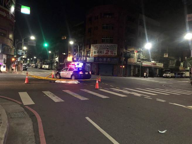 17岁陈姓少年为闪小货车，急煞打滑，头部重创，警消到场时已死亡。（图由芦洲分局提供）