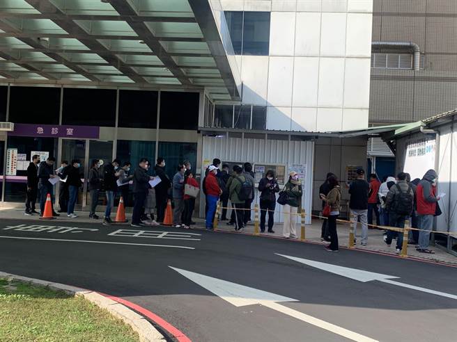 桃醫1月11日爆發院內群聚感染，桃園市消防局通知各分隊病患勿送往桃醫急診室，分送到其他各家醫院，而經過40天桃醫已逐漸恢復正常運作。（姜霏攝）