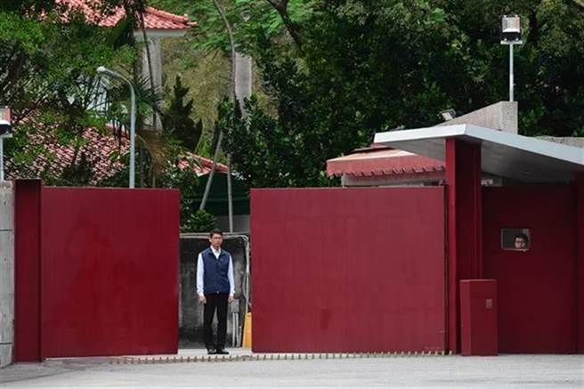 锺姓男子去年5月对总统官邸「投石陈情」，遭警方依违反《社会秩序维护法》送办，台北地院裁定不罚确定。（本报资料照片）