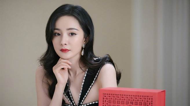 楊冪在直播中穿的洋裝突顯好身材。（圖／微博@嘉行楊冪工作室）