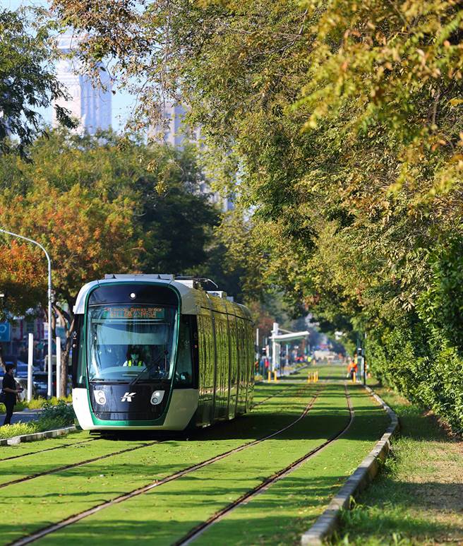 沿线经过绿化，形成1条生机盎然的绿色廊道。 （图片提供/高雄市政府捷运工程局）