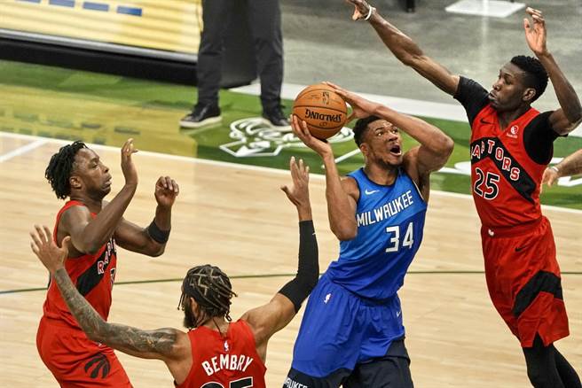 公鹿前鋒阿提托康波切入禁區遭到3名暴龍球員包夾。(美聯社)