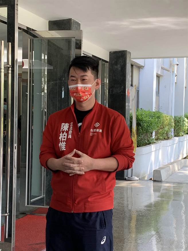 台湾基进党立委陈柏惟上午到国军成功岭营区赠送防疫物资，对于遭罢免，他认为「做得好才有人计较」。(林欣仪摄)
