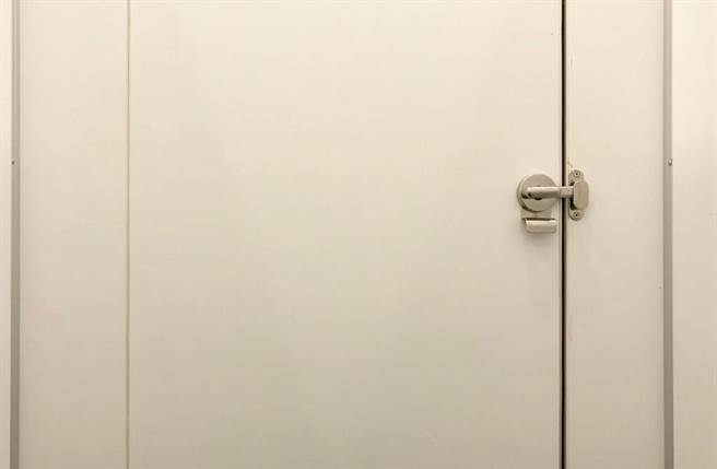 男子到竹东镇生态公园上厕所，遭厕所门夹断左手中指截肢，获判国赔75万元。（示意图非事发厕所，达志影像/shutterstock）