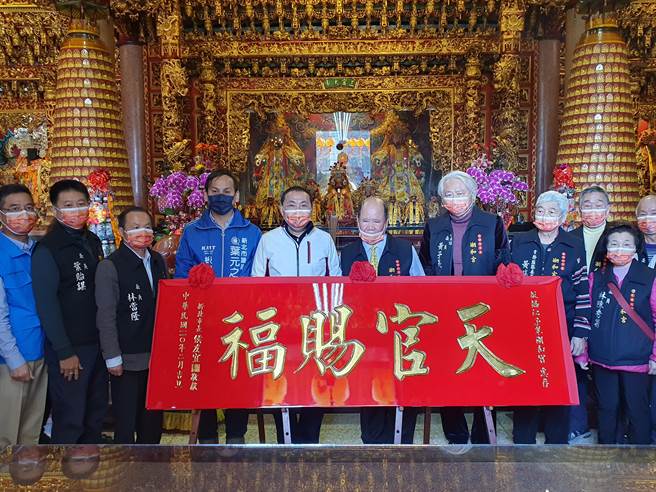 新北市长侯友宜今（19日）前往有近160年歷史的板桥江子翠潮和宫参拜祈福，并致赠庙方「天官赐福」匾额。（叶书宏摄）
