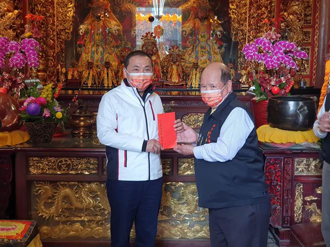 新北市长侯友宜今（19日）前往有近160年歷史的板桥江子翠潮和宫参拜祈福，并致赠庙方「天官赐福」匾额。（叶书宏摄）