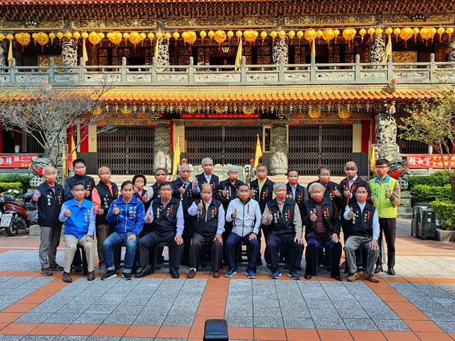 新北市长侯友宜今（19日）前往有近160年歷史的板桥江子翠潮和宫参拜祈福，并致赠庙方「天官赐福」匾额。（叶书宏摄）