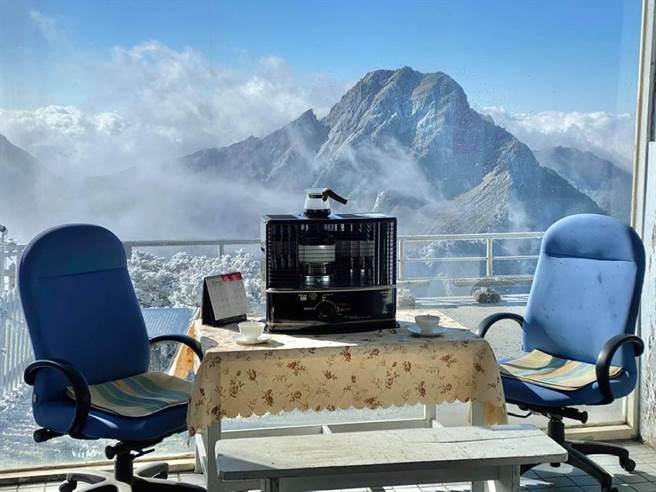 氣象局長鄭明典稍早在臉書分享一張「百萬窗景」美照，引發網友暴動。（圖／翻攝自鄭明典臉書）