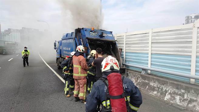 一辆民间垃圾车今（19日）上午11时许，行经国道3号北上29公里处、靠近新店隧道口突然起火燃烧，浓烟不断从垃圾车车斗内窜出。（叶书宏翻摄）