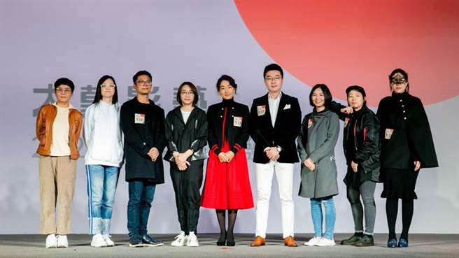 大慕影藝執行長林昱伶(左四)宣佈2021年將開拍4大影視IP新作，包括首次台韓國際合作愛情劇台版《梨泰院Class》。（圖／業者提供）