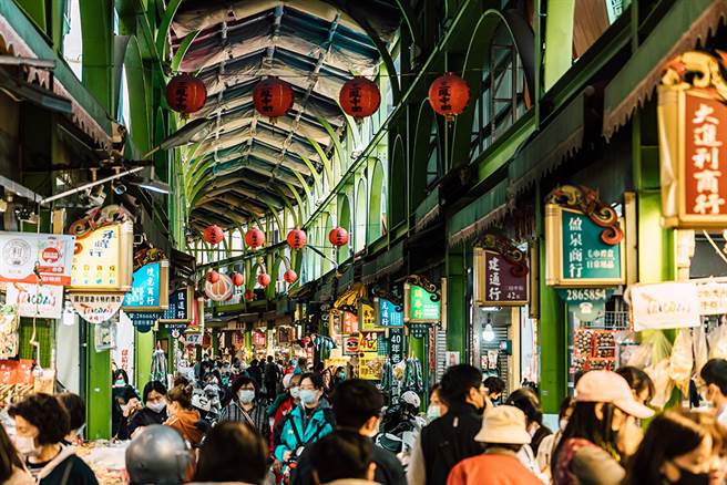 北迪化，南中街，高雄年货大街就是三凤中街。（摄影/陈建豪）