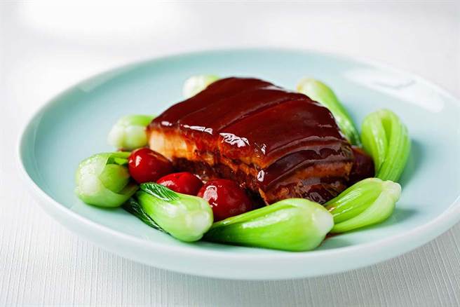 色、香、味俱全的樱桃千层封肉，酥烂肥美的肉质入口即化，每一口都能尝到师傅深厚的厨艺底蕴。（图片提供/高雄国宾饭店）