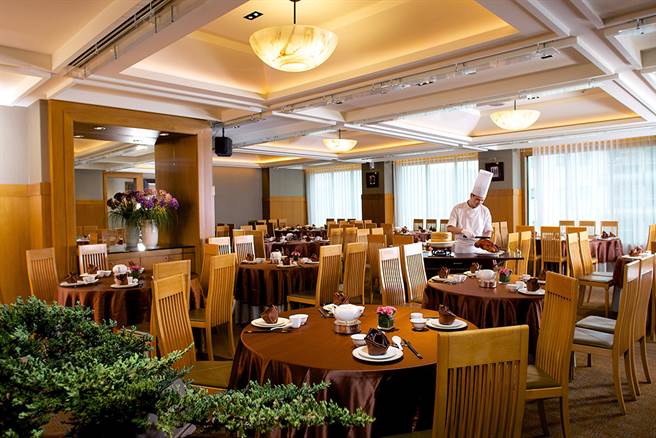 米色与棕色交错的空间，结合东方与现代的美学韵味。（图片提供/高雄国宾饭店）
