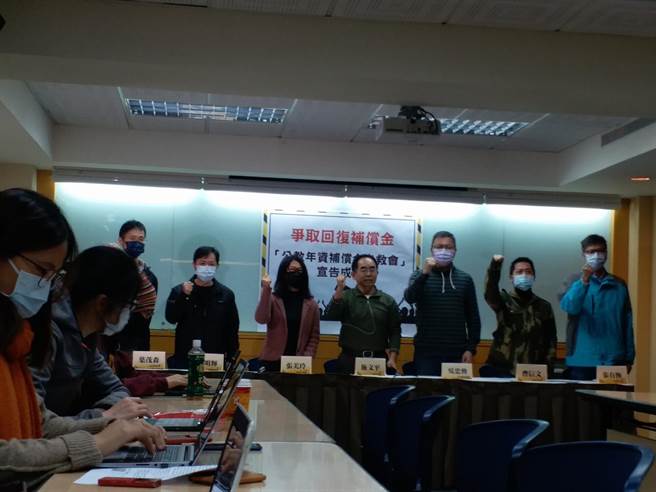 退休教师号召发起年金补偿金自救会(张理国摄)