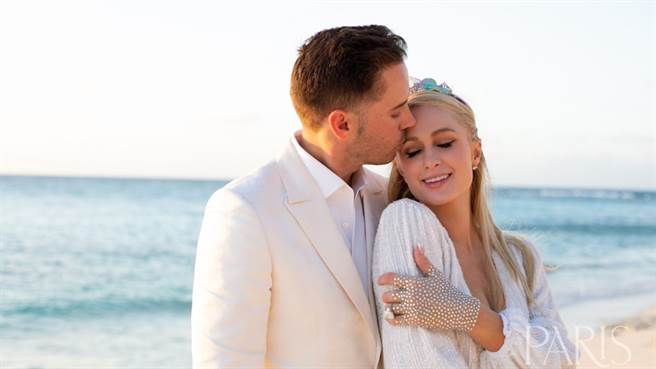 芭黎絲希爾頓40歲時接受男友卡特瑞姆求婚。（圖/PARISHILTON.COM）