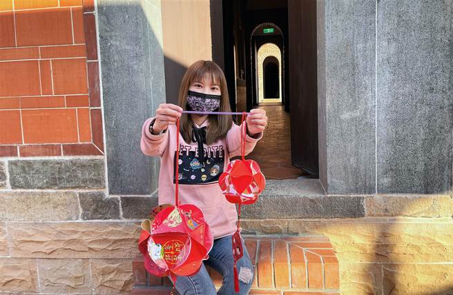 元宵节即将到来，防疫期间，许多灯会活动都取消，五股守让堂特别教大家利用红包袋制作环保的「美满绣球花灯笼」，并且于灯笼上加上「勤洗手、戴口罩、量体温」的防疫标语，加强防疫新生活运动。（叶书宏摄）