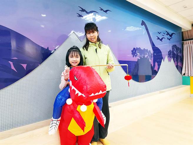 小朋友最爱的「恐龙图书馆」芦洲儿童亲子分馆推出趣味的「恐龙造型灯笼」，小朋友可以穿上七彩LED灯的酷炫恐龙装，化身超萌的小恐龙灯笼拍照，认识元宵节由来。（叶书宏摄）