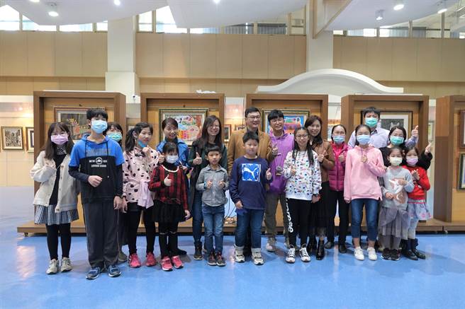 「童画‧心视界」儿童画展自2月19日起至3月28日止在鹿港镇图书艺文中心，展出童画王国艺术学院的儿童创作联展。（谢琼云摄）