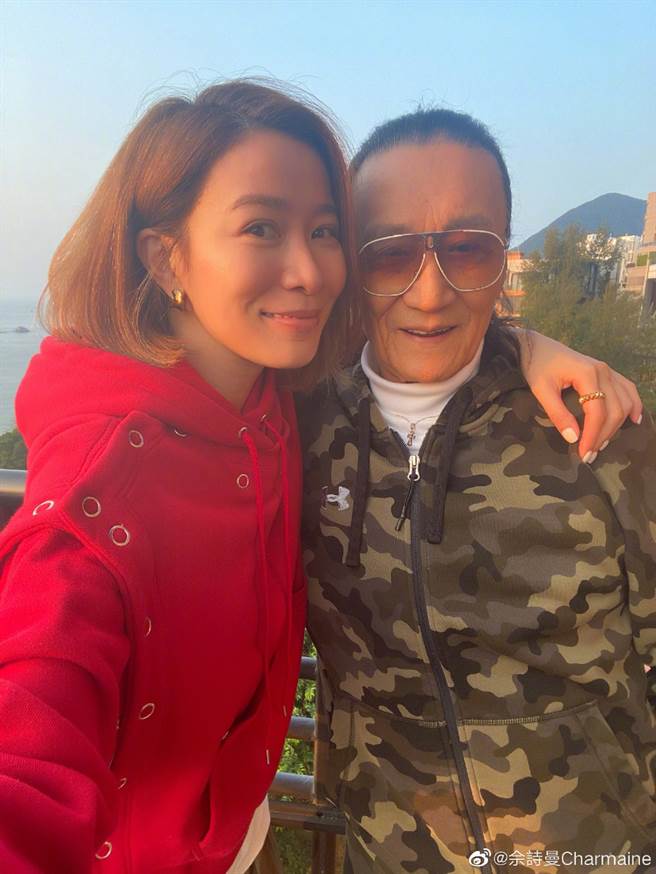 佘詩曼曬出跟謝賢近照。（圖／翻攝自佘詩曼Charmaine微博）