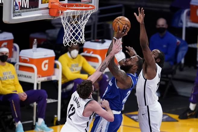 湖人前锋詹姆斯持球闯入禁区上篮取分。(美联社)