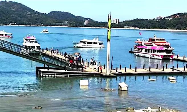 日月潭水位持续下探，目前游客在部分码头要登上观光艇，需要爬上3层楼高。（民眾提供／黄立杰南投传真）