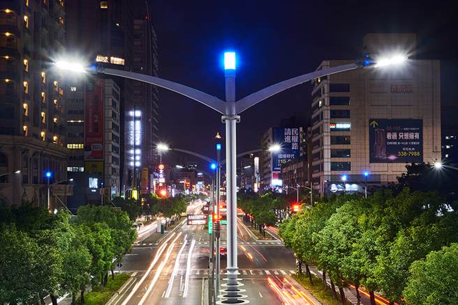 流线造型的路灯拥有节能省电、低毁损、美化市容的效果。（摄影/李晓萍）