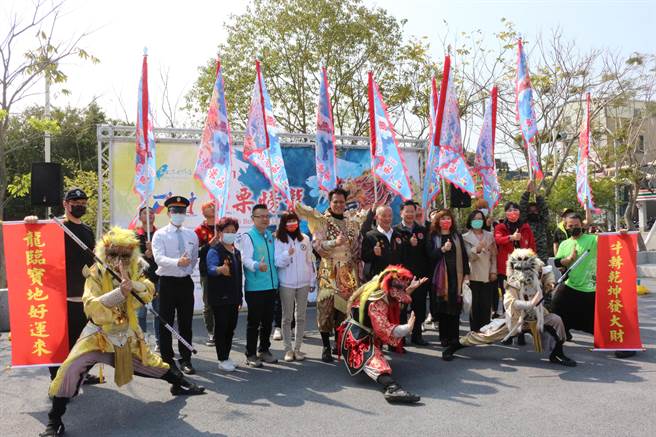 2021苗栗𪹚龍系列活動配合政府防疫，取消容易造成民眾群聚的踩街與重頭戲「𪹚龍之夜」，將活動調整為「龍巡客庄．祈福驅疫」巡演，21日起由龍隊走訪5大鄉鎮市及9座廟宇，為民眾祈福。（巫靜婷攝）