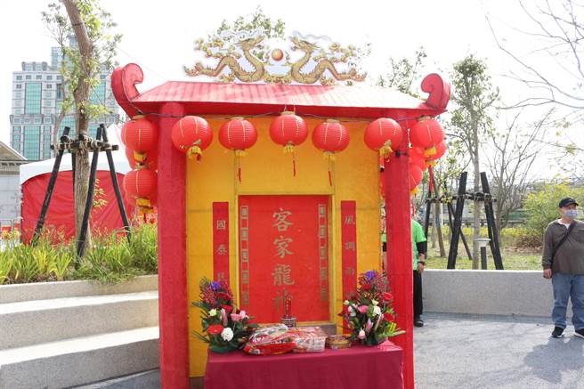 今年苗栗市公所在苗栗火車站西站設置客家龍神壇，18日上午11點吉時，恭請苗栗三山國王廟三山龍神移駕完成安座儀式。（巫靜婷攝）