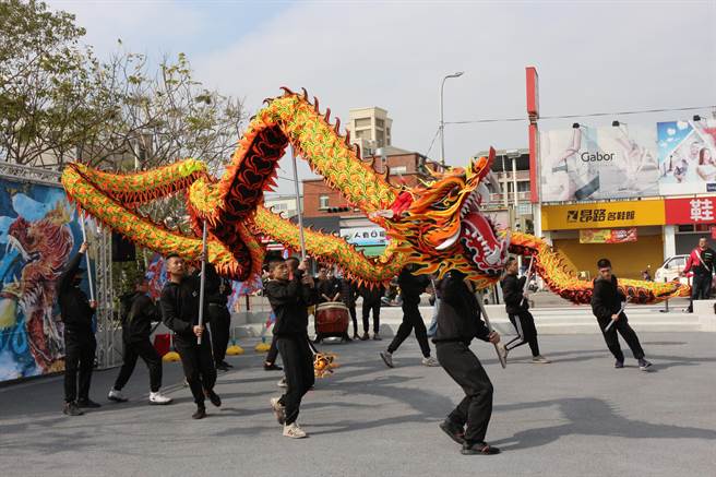 2021苗栗𪹚龍系列活動配合政府防疫，取消容易造成民眾群聚的踩街與重頭戲「𪹚龍之夜」，將活動調整為「龍巡客庄．祈福驅疫」巡演，21日起由龍隊走訪5大鄉鎮市及9座廟宇，為民眾祈福。（巫靜婷攝）