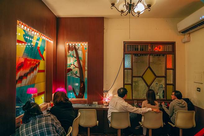 怀旧彩绘玻璃，彷佛走进过去老电影的场景。（摄影/张晋瑞）