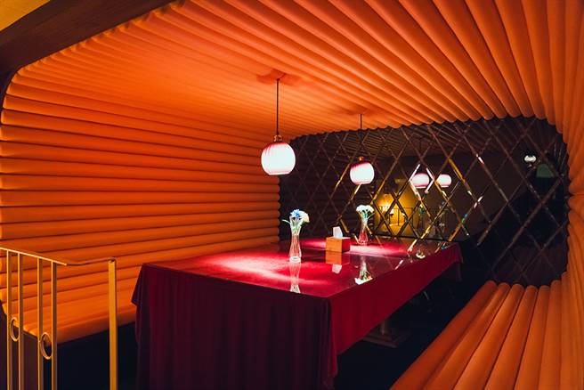 彷佛60年代太空包厢的半阁楼。（摄影/张晋瑞）