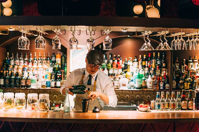 3楼ONE.Bar蓝色地毯和怀旧高脚椅，復刻出昭和时代银座小酒馆的风貌。（摄影/张晋瑞）