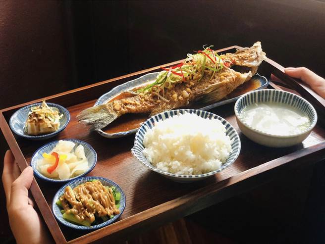 恰恰红烧鱼香浓够味，脆皮与酱汁搭配，口感完美。(图片提供/万.吧 ONE.Bar)
