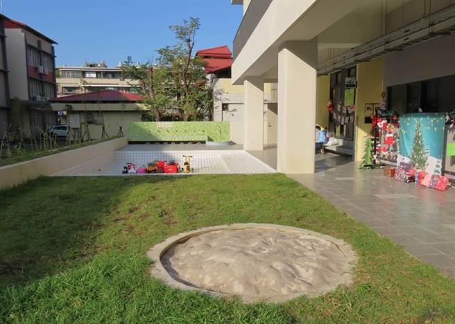 园内的建筑和设备新颖多元，一楼设有戏水池、沙坑和跑道。（图片提供/新甲非营利幼儿园）