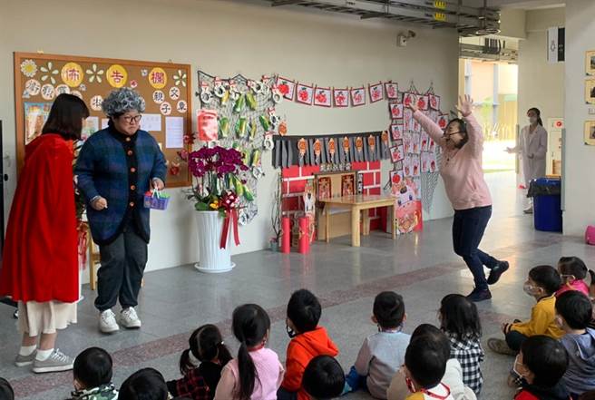 活泼有趣的戏剧演出，让孩子在欢笑中学习。（图片提供/新甲非营利幼儿园）