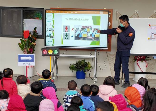 附近警察局等单位到幼儿园现场教学。（图片提供/新甲非营利幼儿园）


