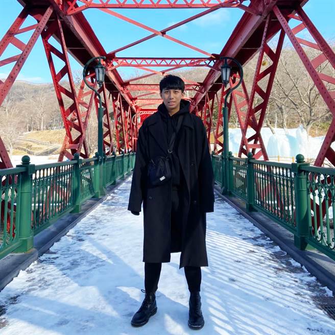 25歲的李承碩在永慶享受彈性工作8小時制度，休假時間喜歡到處旅遊。(圖/永慶房屋提供)