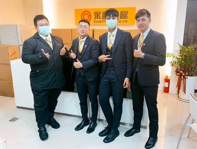 在工作上有許多前輩細心指導，讓李承碩(圖右二)能夠放心學習！(圖/永慶房屋提供)