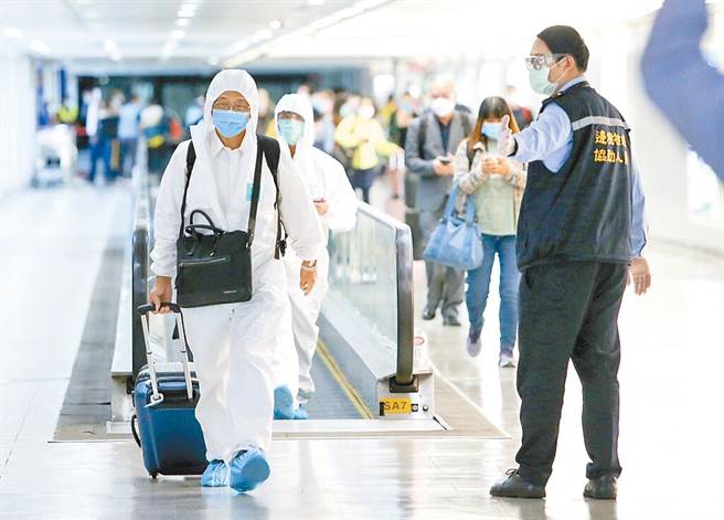 指挥官陈时中表示，在228以后，会讨论是否重启外国人入境措施，而高铁开放饮食、自由座还在和交通部确认，下周对外公告。（图／记者陈麒全摄影）