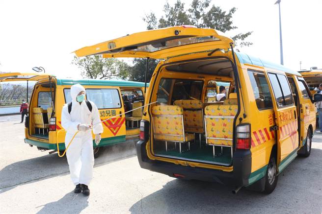 苗栗县政府要求各级学校须在开学前完成校园消毒工作，19日安排全县各级学校百余辆大小型学生交通车，齐聚县立体育场旁空地全面消毒。（巫静婷摄）