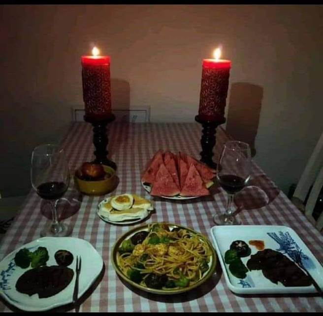 男友準備燭光晚餐竟使用寺廟裡常見的祭祀用蠟燭，讓網友紛紛笑稱「女友是另個世界的人？」（圖／翻攝自臉書「爆廢公社二館」）