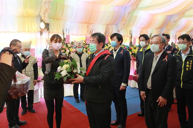 台南市長黃偉哲(右前)出席人間國寶剪黏藝師王保原公祭 。(台南市政府提供／劉秀芬台南傳真)