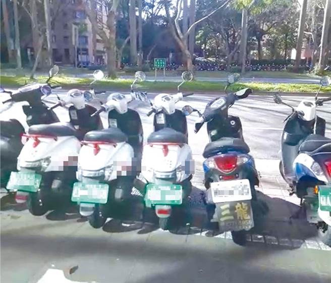 台北市推动共享机车，市府规范业者投放数量，议员林亮君发现有业者在同一路段停放的7辆车，竟超过4天没有移动占用停车空间。图为其中连续停放的3辆车。（台北市议员林亮君研究室提供／张立勋台北传真）