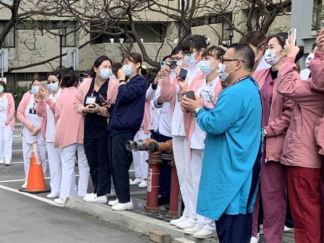 桃医19日举办復原计画活动，医护人员们见到卫福部长陈时中相当兴奋。（姜霏摄）