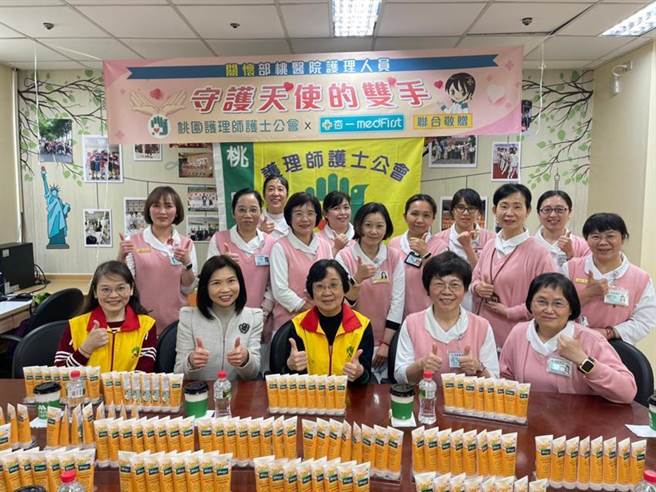 （桃园市护理师护士公会与杏一暖心致赠千条护手霜。图/杏一提供）
