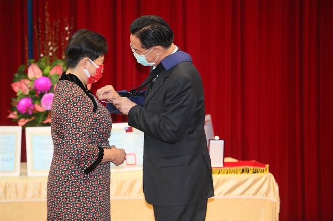 吴钊燮颁发外交之友贡献奖章予高雄医学大学关皑丽教授。（张铠乙摄）
